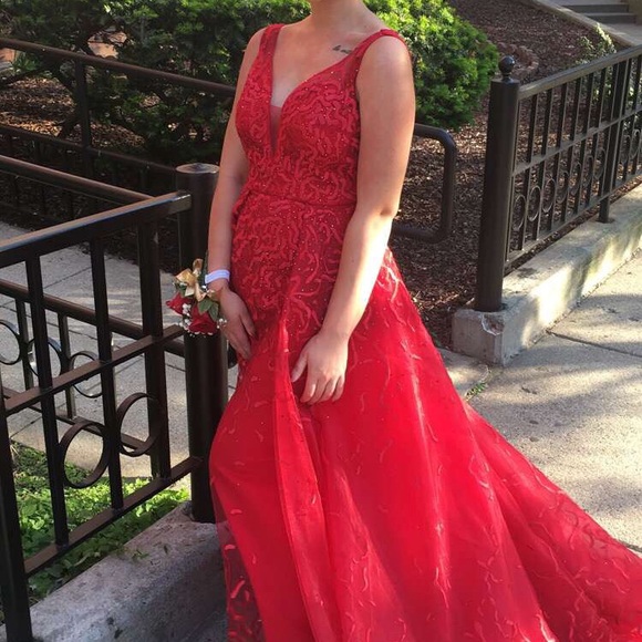 A beautiful red prom dress - Picture 4 of 4